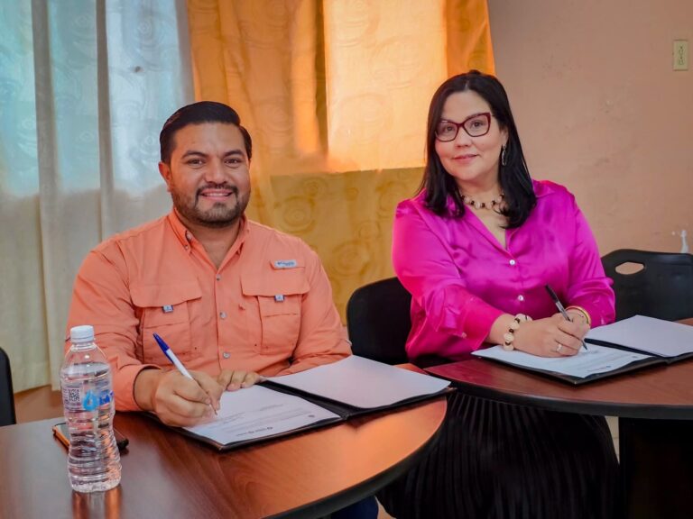 firma-convenio-unitec-ceutec-valle-angeles.jpg