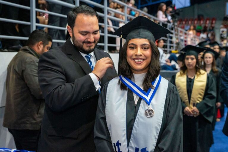 graduada-unitec-recibe-medalla-de-honor