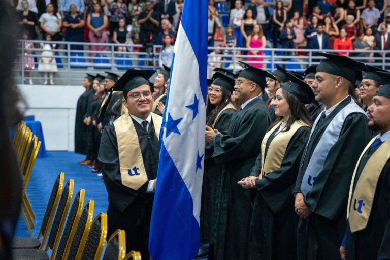 graduando-unitec-porta-bandera-nacional