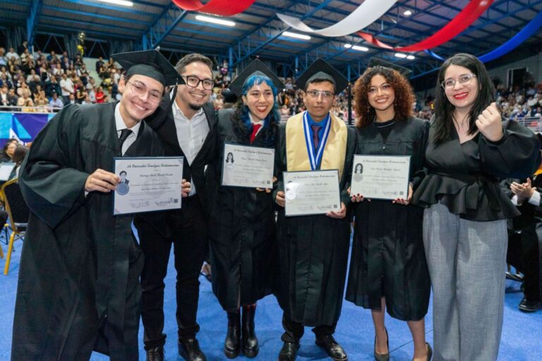 graduandos-unitec-celebran-su-titulo