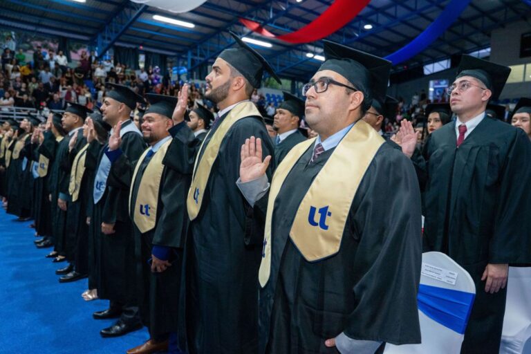 graduandos-unitec-en-acto-solemne