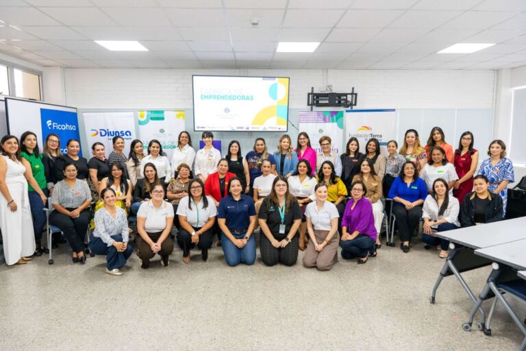 Grupo de participantes del Programa F&aacute;brica de Emprendedoras junto a aliados del programa