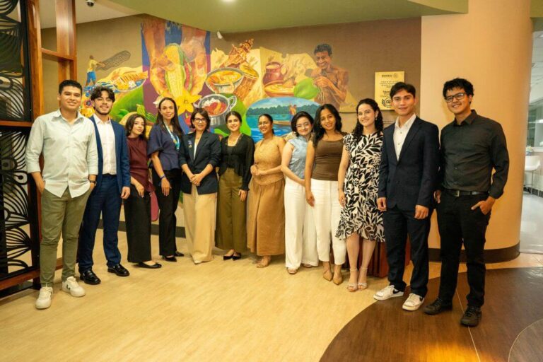 Grupo de estudiantes destacados de UNITEC posa junto a la Ing. Rosalpina Rodr&iacute;guez durante la Cena de Honor.