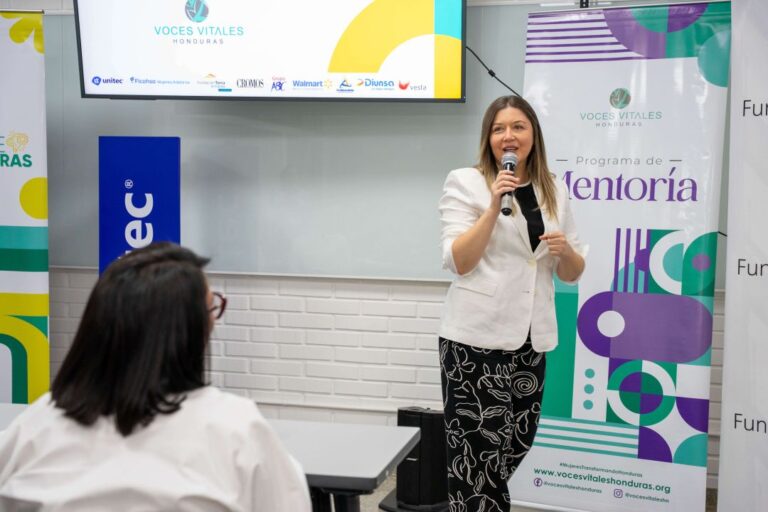 Representante de Voces Vitales durante el lanzamiento del Programa F&aacute;brica de Emprendedoras en UNITEC