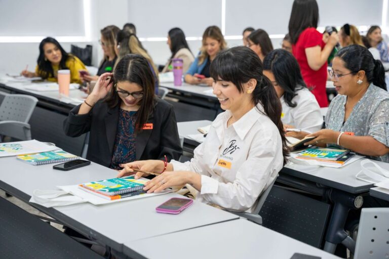 Mujeres emprendedoras participando en una jornada de formaci&oacute;n empresarial