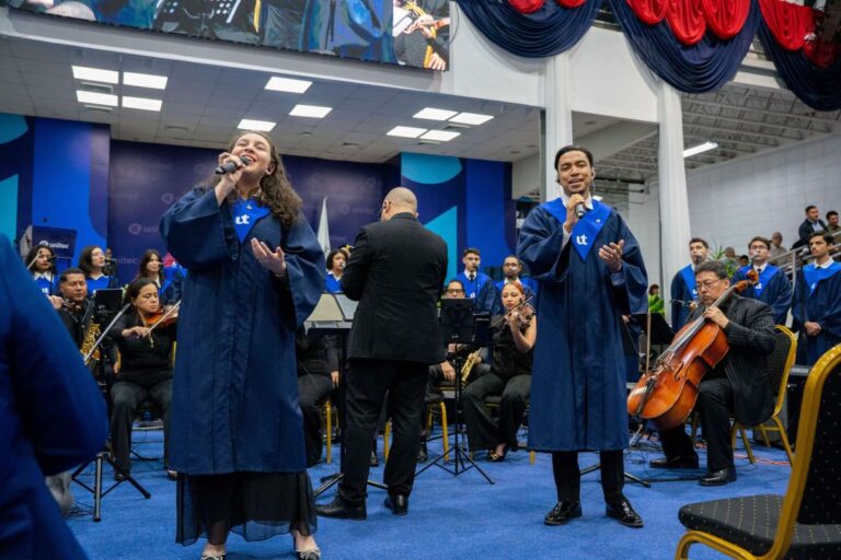 participacion-coro-en-graduacion-unitec