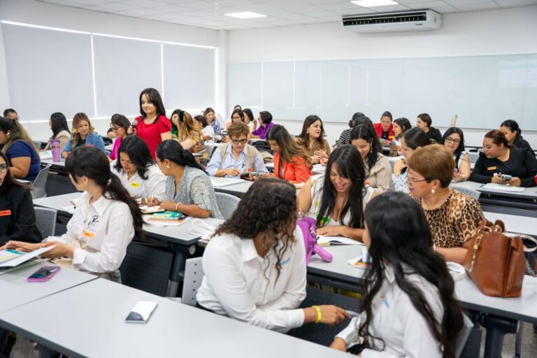 Participantes del Programa F&aacute;brica de Emprendedoras trabajando en el aula