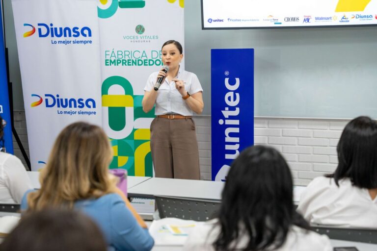 Representante de UNITEC durante el lanzamiento del Programa F&aacute;brica de Emprendedoras