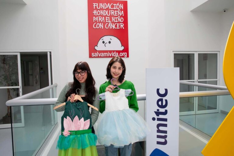 Estudiantes de UNITEC con vestidos de princesas
