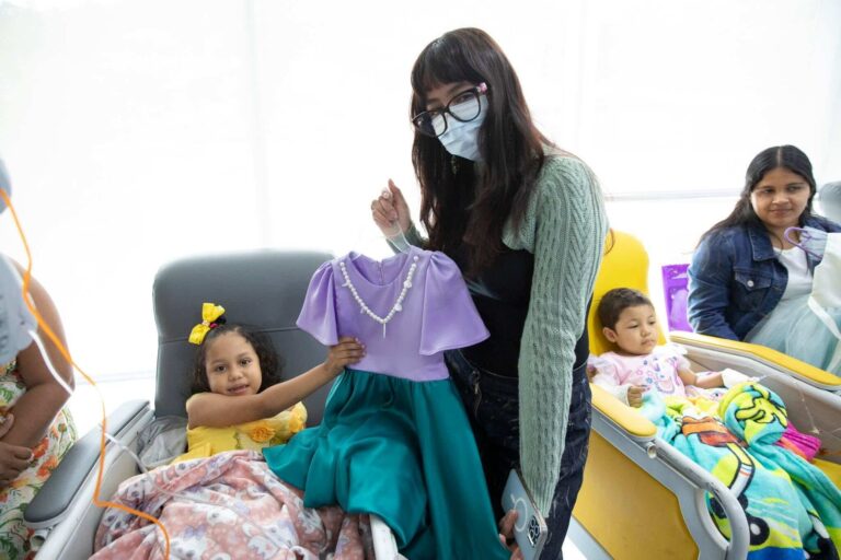 Ni&ntilde;a recibe vestido de princesa dise&ntilde;ado por estudiantes