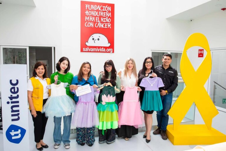 Grupo de UNITEC con vestidos donados a la fundaci&oacute;n