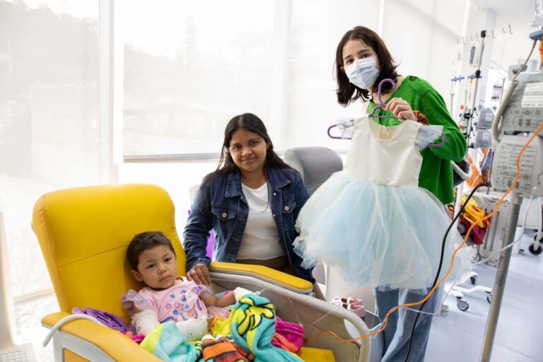 Estudiante de UNITEC entrega vestido de princesa a ni&ntilde;a