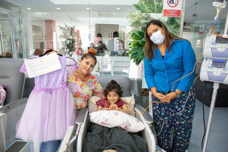 Ni&ntilde;a con vestido lila de princesa en la fundaci&oacute;n