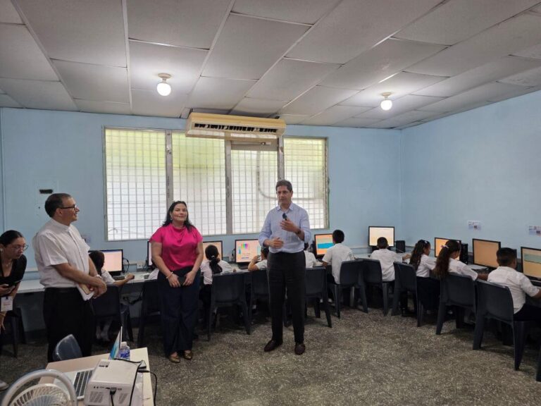 visita-laboratorio-computacion-centro-bogran.jpg