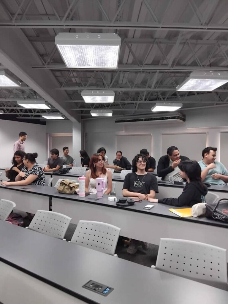 Estudiantes de UNITEC participan en un espacio de aprendizaje de Lengua de Se&ntilde;as Hondure&ntilde;a (LESHO) como parte de una iniciativa de inclusi&oacute;n.