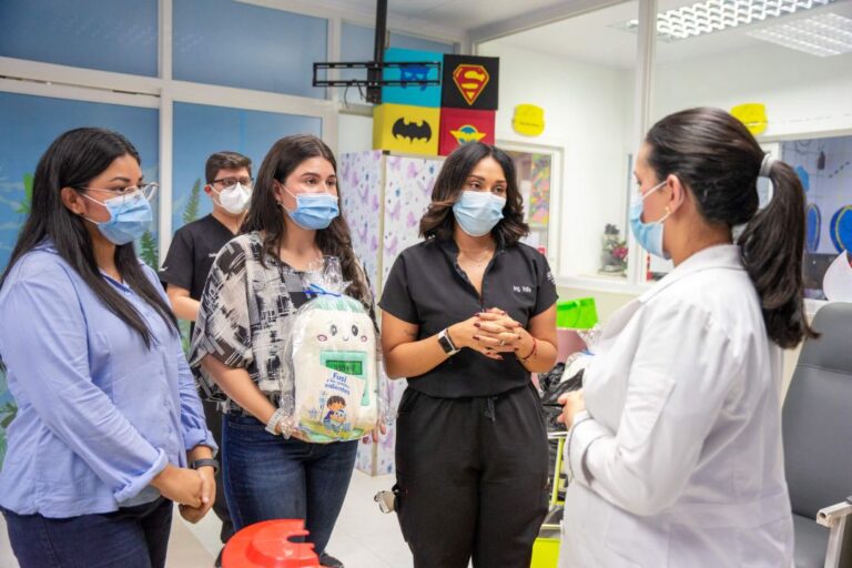 Estudiantes de UNITEC presentan el proyecto FUSI al personal m&eacute;dico y de enfermer&iacute;a.