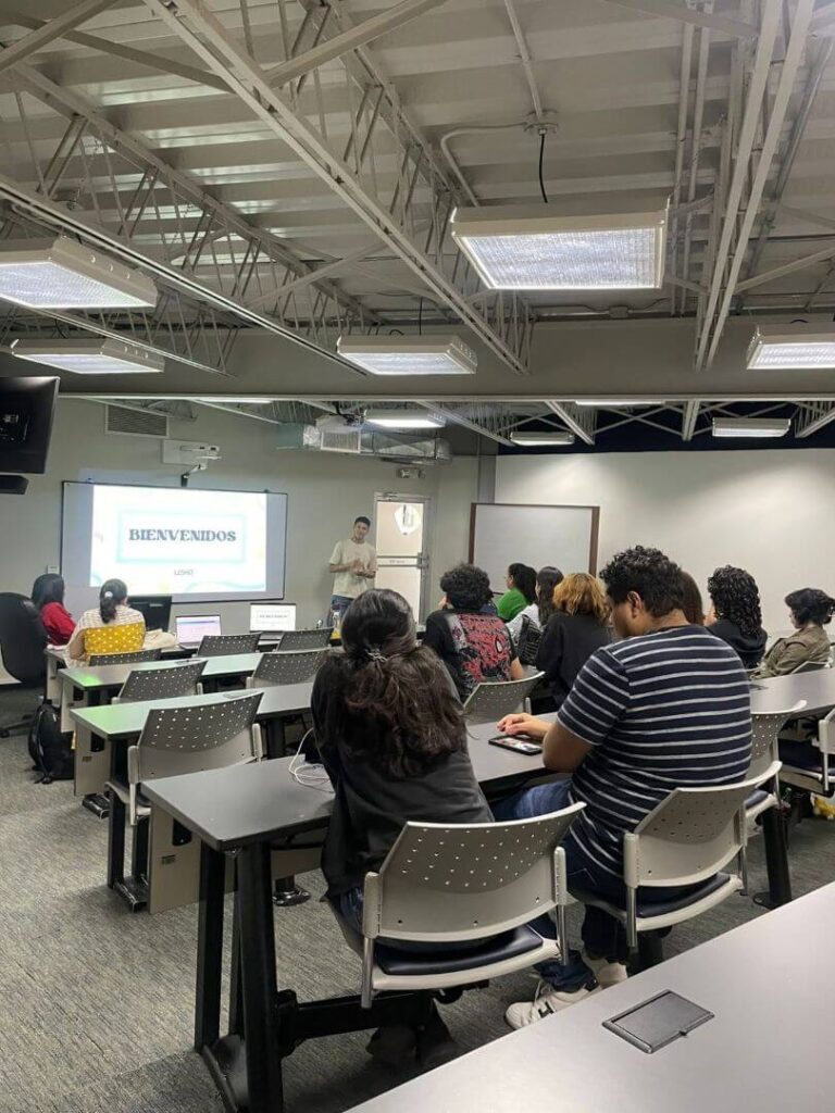 Facilitador imparte una capacitaci&oacute;n de LESHO a estudiantes de UNITEC en un aula del campus.