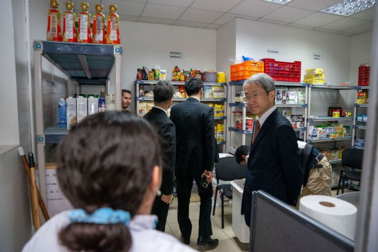 Embajador del Jap&oacute;n durante recorrido por instalaciones de Gastronom&iacute;a UNITEC