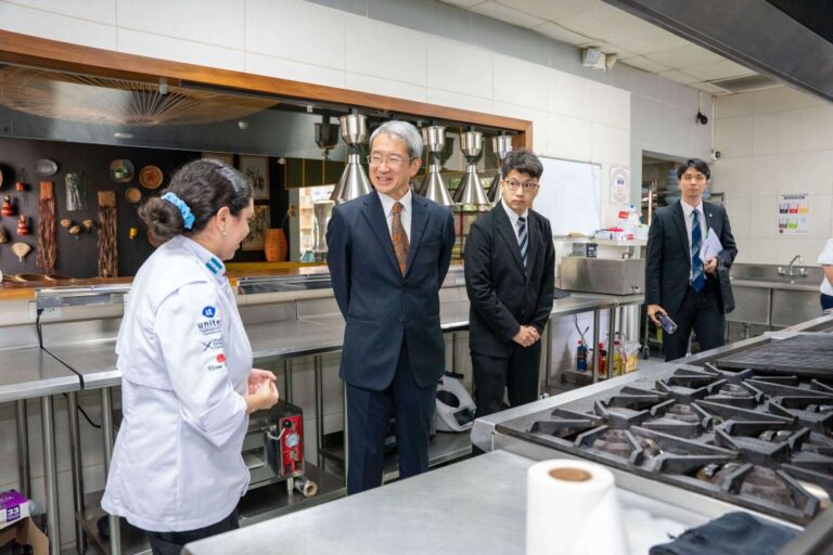 Embajador del Jap&oacute;n conversa durante visita a las cocinas de la Escuela de Gastronom&iacute;a UNITEC