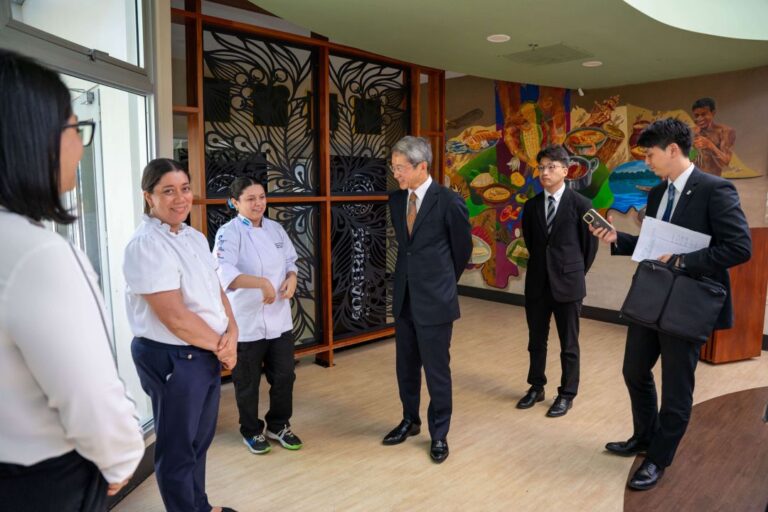 Representantes de la Embajada del Jap&oacute;n conversan con equipo de Gastronom&iacute;a UNITEC