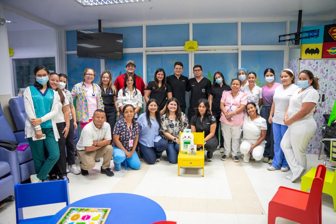 Estudiantes de UNITEC realizan la entrega de kits FUSI junto al personal de la Fundaci&oacute;n Hondure&ntilde;a para el Ni&ntilde;o con C&aacute;ncer.