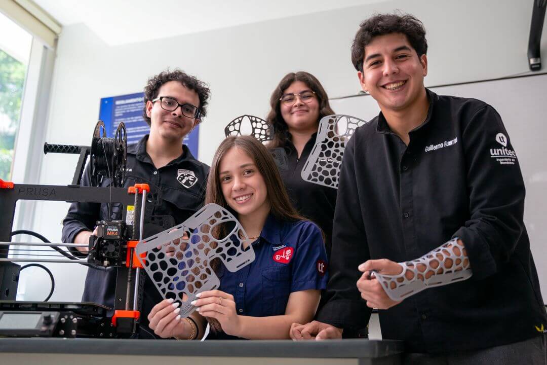 Equipo de Ingenier&iacute;a Biom&eacute;dica UNITEC con f&eacute;rulas impresas en 3D