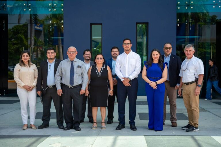 Integrantes del equipo evaluador de ACAAI junto a representantes de UNITEC durante la visita institucional.