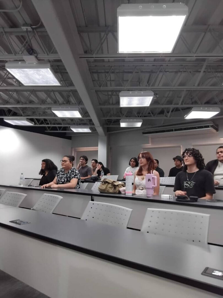 Participantes del curso de LESHO en UNITEC durante una sesi&oacute;n de aprendizaje sobre comunicaci&oacute;n inclusiva.