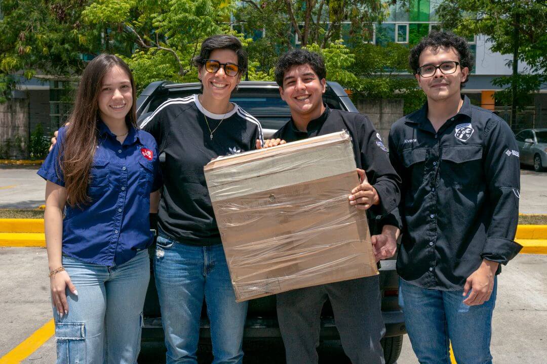 Estudiantes UNITEC entregan insumos para proyecto de f&eacute;rulas 3D