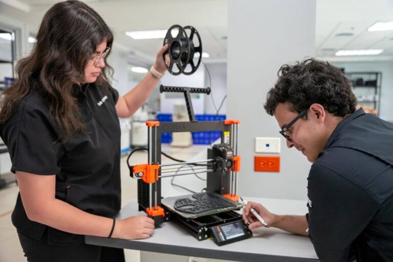 Estudiantes UNITEC trabajan con impresora 3D para fabricar f&eacute;rulas