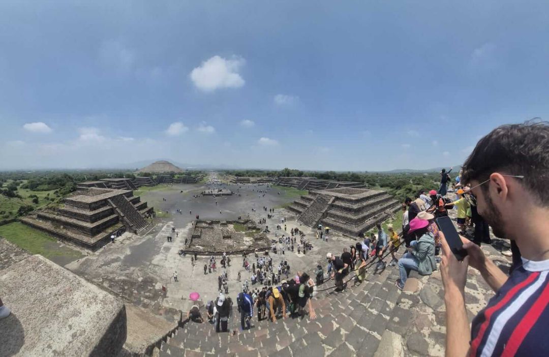 Estudiantes de UNITEC visitan la Zona Arqueol&oacute;gica de Teotihuac&aacute;n durante su experiencia internacional en M&eacute;xico.