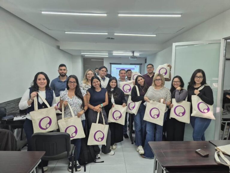 Estudiantes de UNITEC durante una sesi&oacute;n acad&eacute;mica en FRSKO Academy, M&eacute;xico.