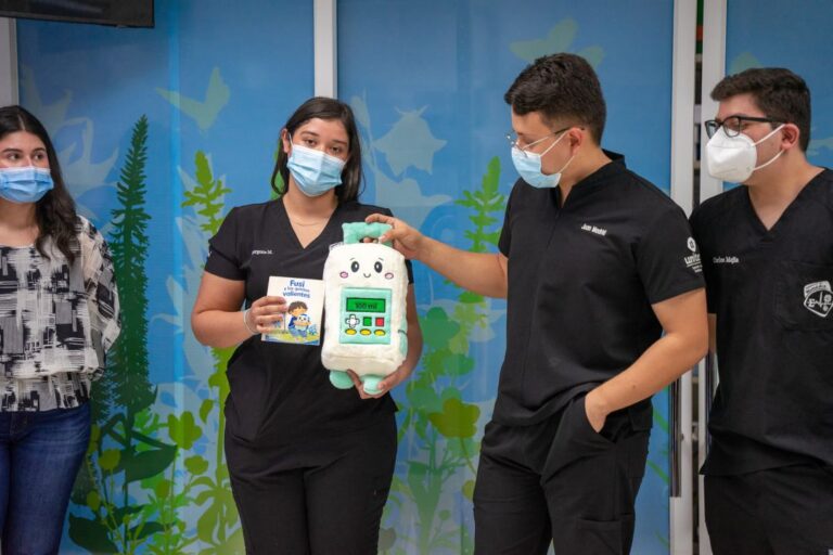 Estudiantes de Ingenier&iacute;a en Biom&eacute;dica de UNITEC presentan el peluche FUSI y el cuento educativo para pacientes pedi&aacute;tricos.