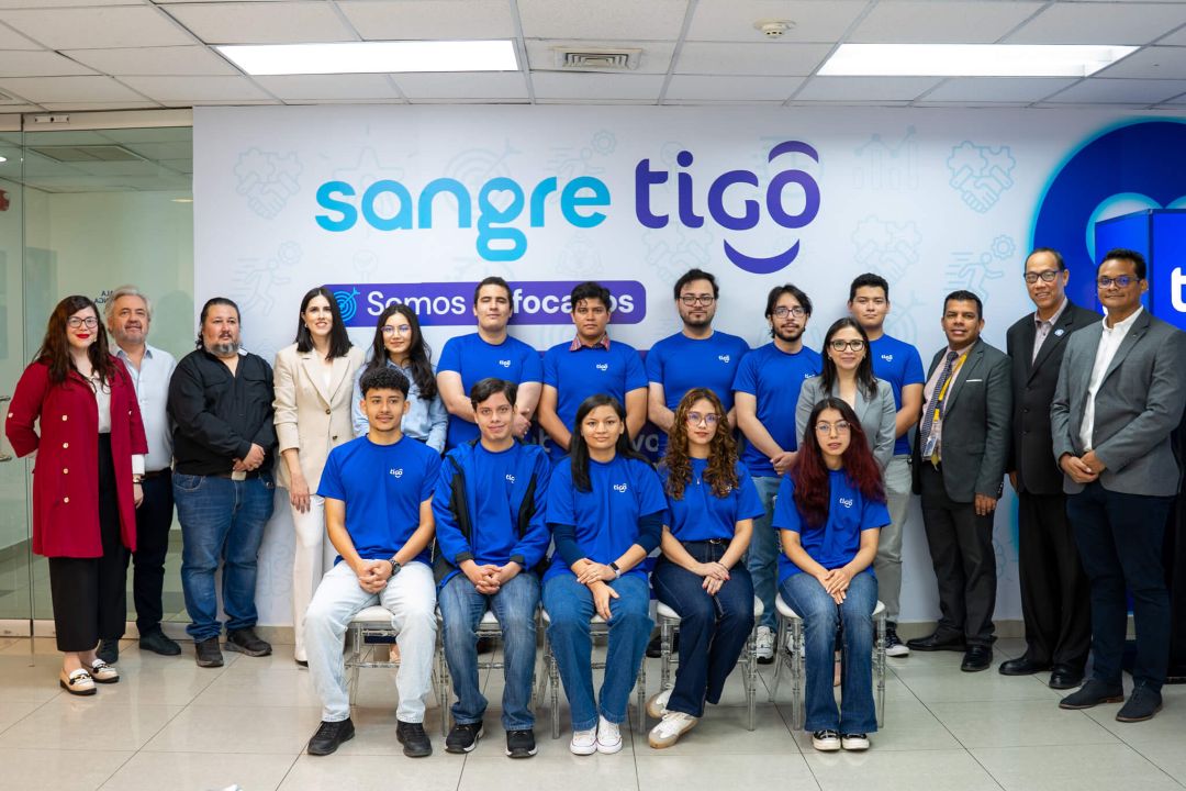 Ganadores del IT Factor 2026 junto a autoridades de Tigo y representantes universitarios