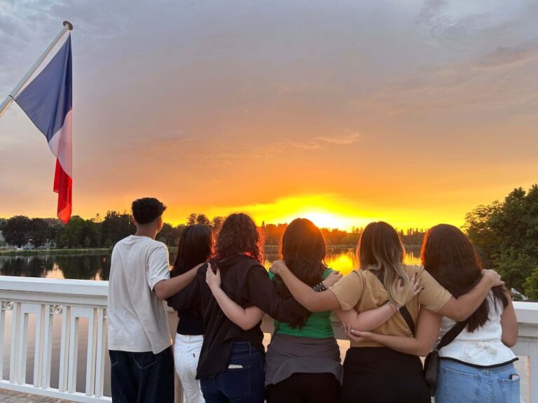 Estudiantes de UNITEC disfrutan de una actividad cultural durante su intercambio en Francia.