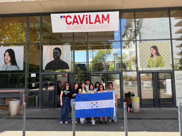 Estudiantes de UNITEC frente a las instalaciones de CAVILAM &ndash; Alliance Fran&ccedil;aise en Francia.
