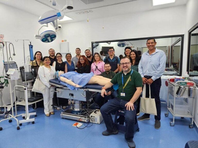 Estudiantes de UNITEC realizan pr&aacute;cticas en un hospital simulado durante su intercambio en Colombia.
