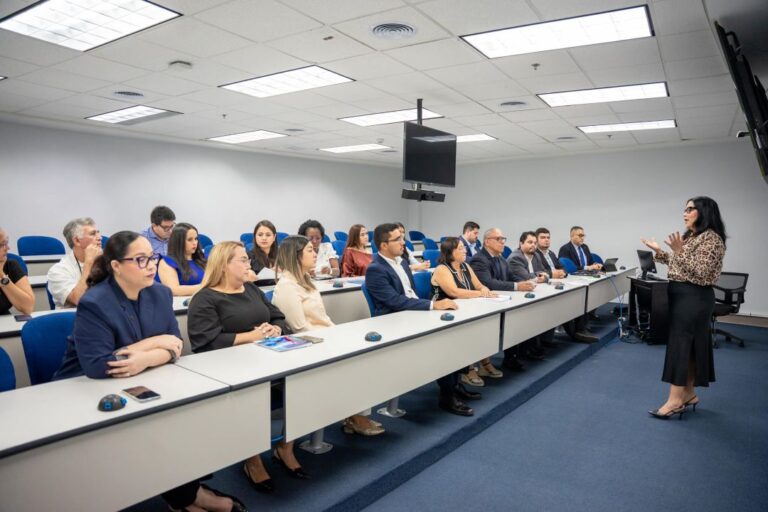 Autoridades universitarias, docentes y representantes institucionales participaron en una jornada de evaluaci&oacute;n con ACAAI.