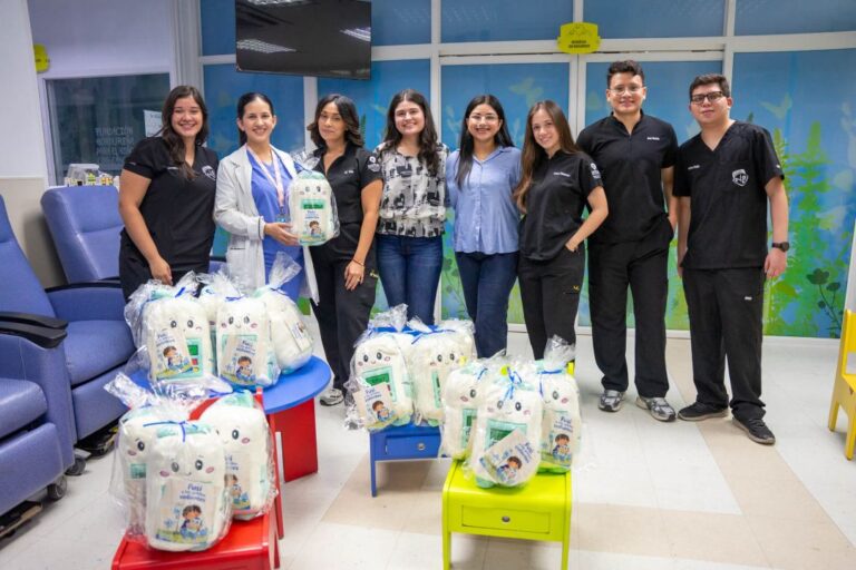 Estudiantes de Ingenier&iacute;a en Biom&eacute;dica de UNITEC entregan los kits FUSI para pacientes pedi&aacute;tricos.