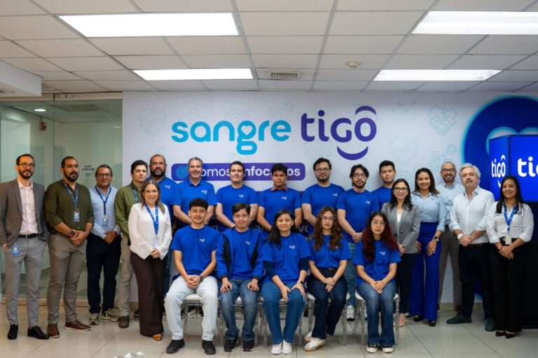 J&oacute;venes ganadores del IT Factor acompa&ntilde;ados por autoridades e invitados