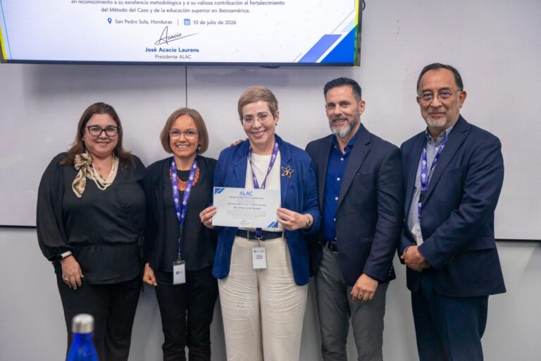 Reconocimiento a conferencista en ALAC 2026