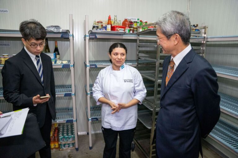 Representantes de la Embajada del Jap&oacute;n durante recorrido por &aacute;reas de cocina de UNITEC