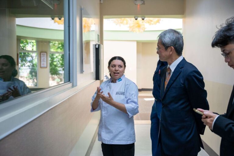 Docente de Gastronom&iacute;a UNITEC explica detalles del recorrido a representantes de la Embajada del Jap&oacute;n