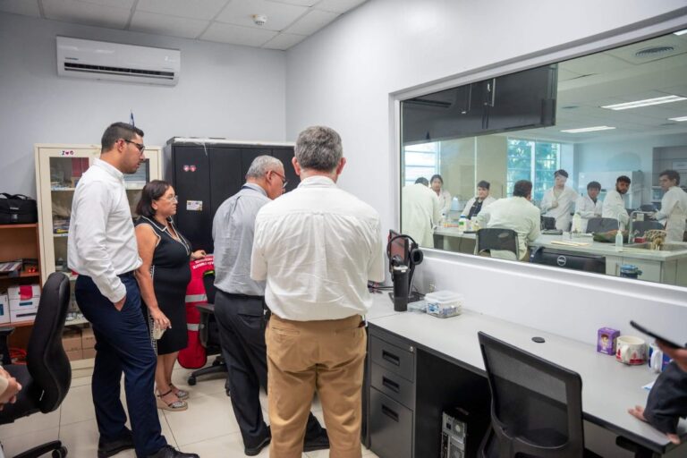 Pares evaluadores de ACAAI realizan un recorrido por espacios acad&eacute;micos y laboratorios de UNITEC. La visita permiti&oacute; conocer &aacute;reas clave vinculadas a la formaci&oacute;n en ingenier&iacute;a.