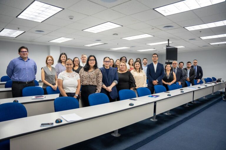 Participantes de UNITEC y del equipo evaluador de ACAAI durante la reuni&oacute;n de apertura en San Pedro Sula.