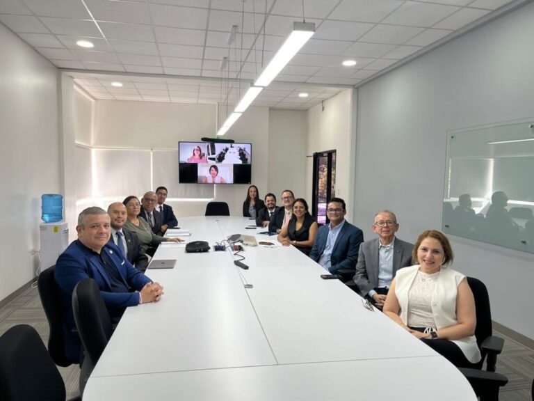 Representantes de UNITEC y pares evaluadores de ACAAI durante una reuni&oacute;n institucional en Tegucigalpa.