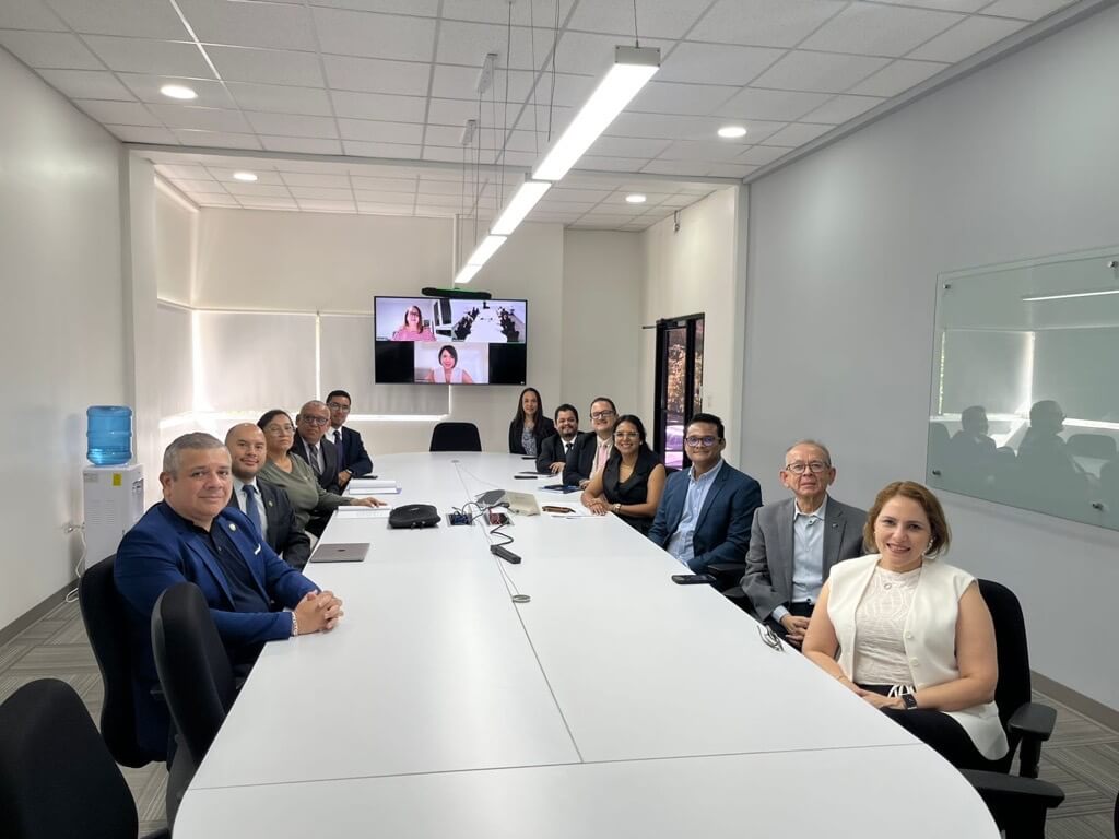 Representantes de UNITEC y pares evaluadores de ACAAI durante una reuni&oacute;n institucional en Tegucigalpa.