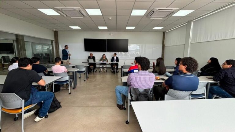 Equipo evaluador de ACAAI durante una reuni&oacute;n con estudiantes de Ingenier&iacute;a en Telecomunicaciones y Redes de UNITEC. La sesi&oacute;n form&oacute; parte de las jornadas de evaluaci&oacute;n del proceso de reacreditaci&oacute;n.
