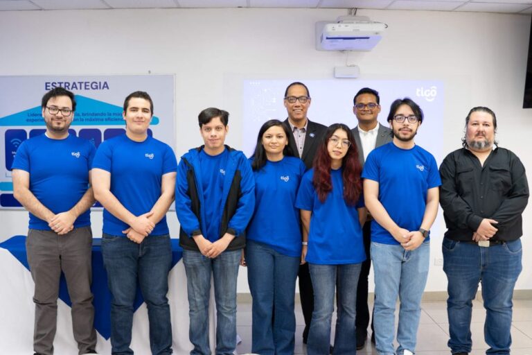 Estudiantes de UNITEC reconocidos en el IT Factor 2026 junto a autoridades