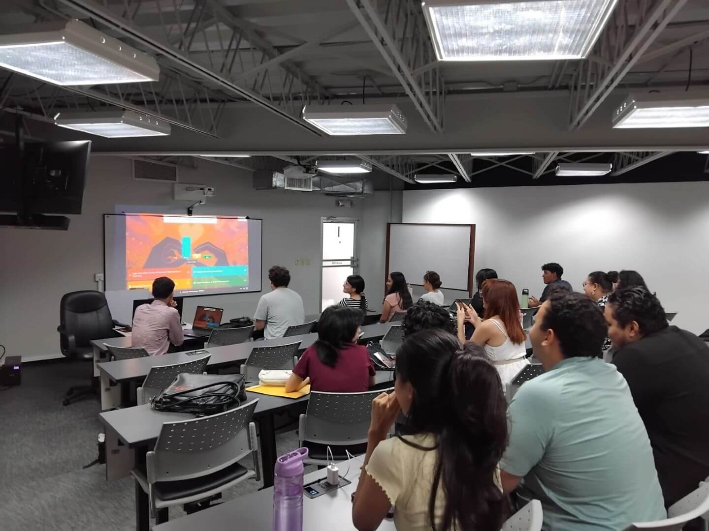 Participantes observan una presentaci&oacute;n durante un taller de Lengua de Se&ntilde;as Hondure&ntilde;a en el CATI de UNITEC.